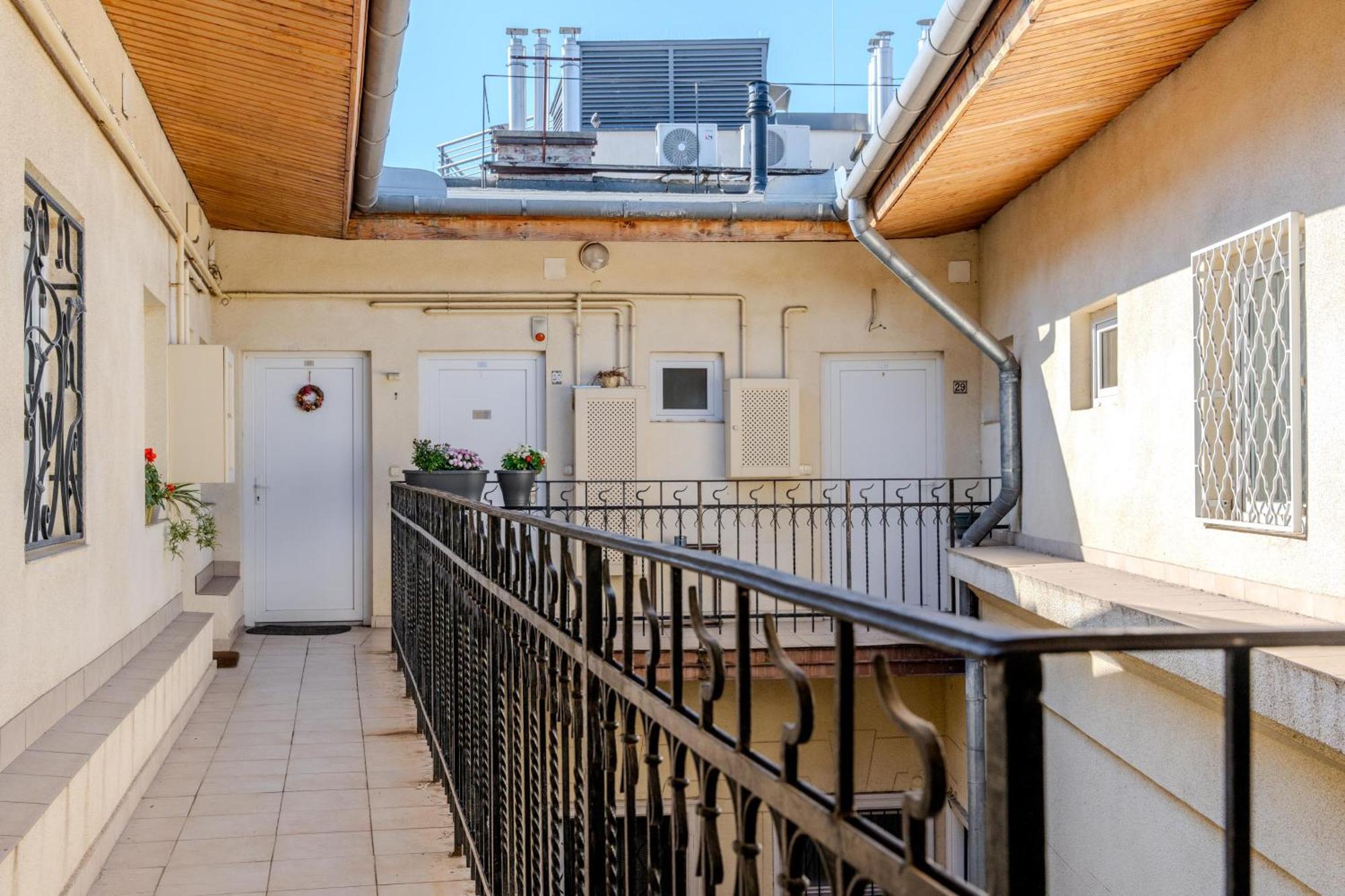 Cozy Flat In The Heart Of Buda Boedapest Buitenkant foto